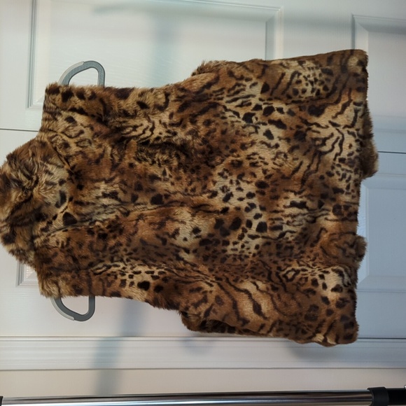 New Directions nwot large faux fur animal print vest - Picture 3 of 3